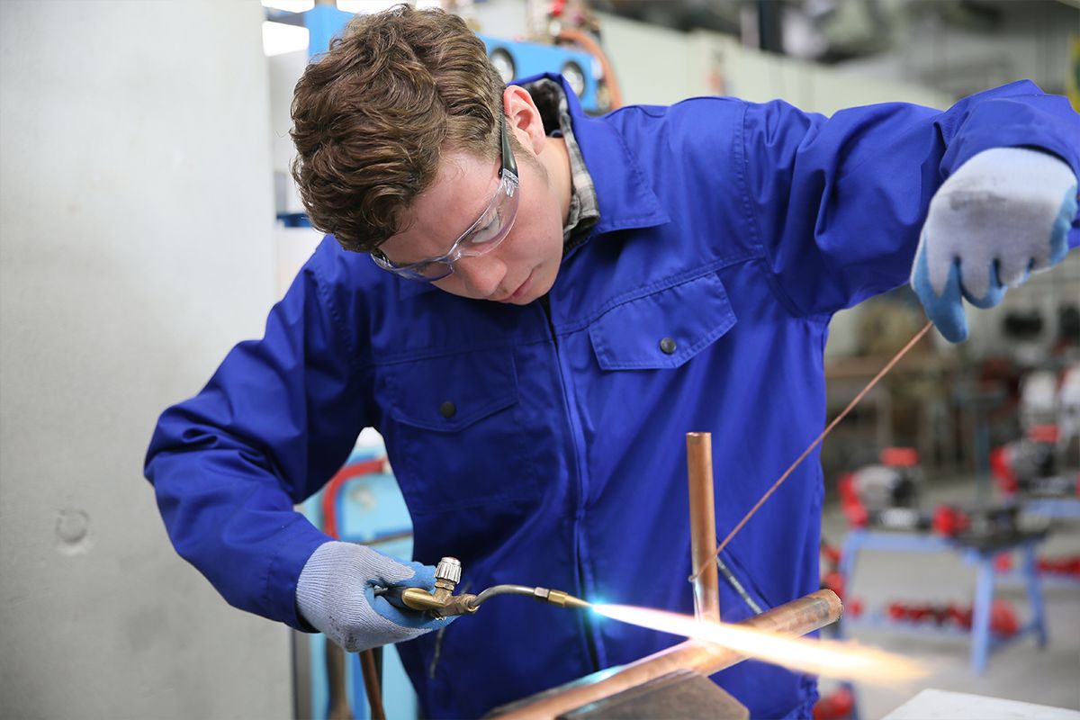 Lehrling arbeitet in Werkstätte