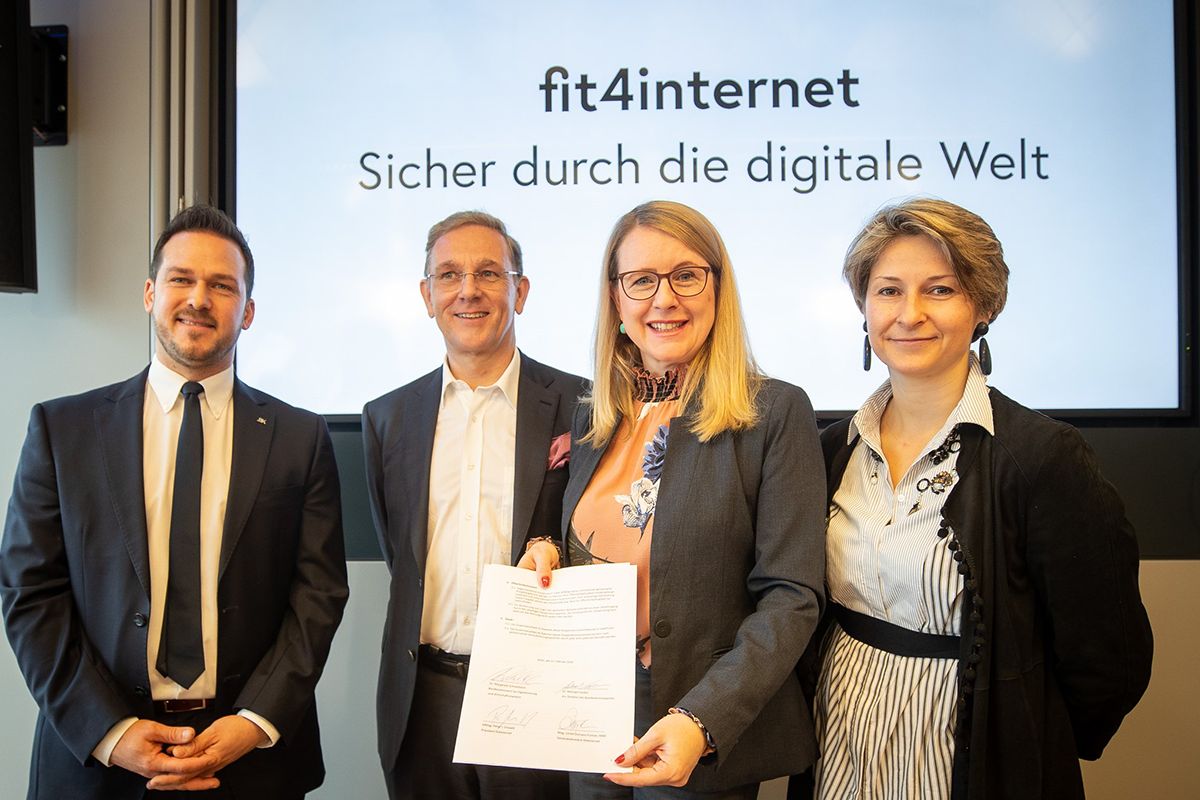 Wirtschaftsministerin, Präsident und Generalsekretärin von fit4internet sowie der stellvertretende Direktor des Bundeskriminalamtes bei einer Ankündigung der Weiterentwicklung der Plattform fit4internet