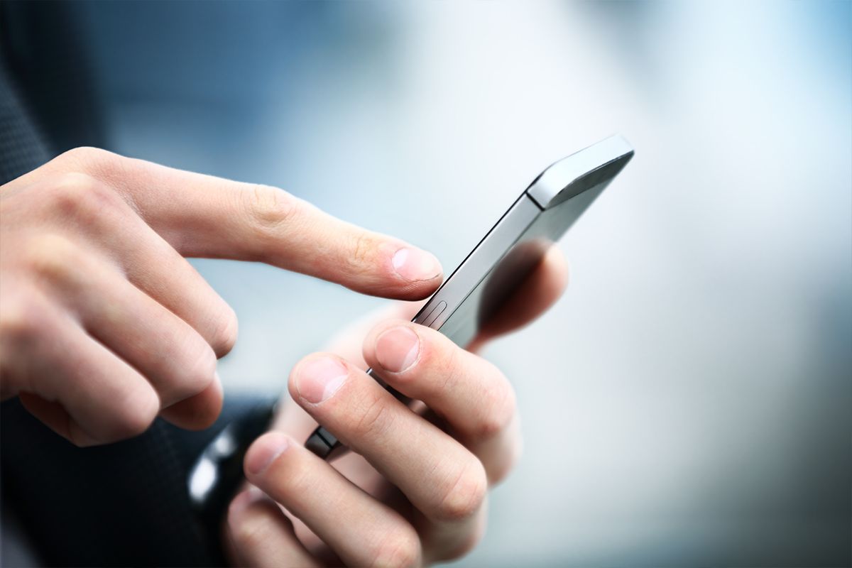 Mann tippt auf Smartphone