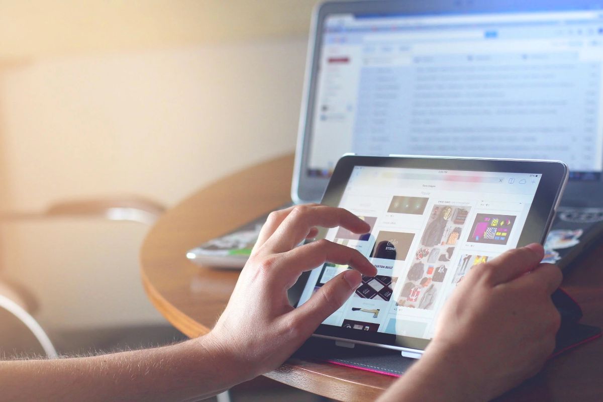 Person scrollt durch Onlineshop am Tablet